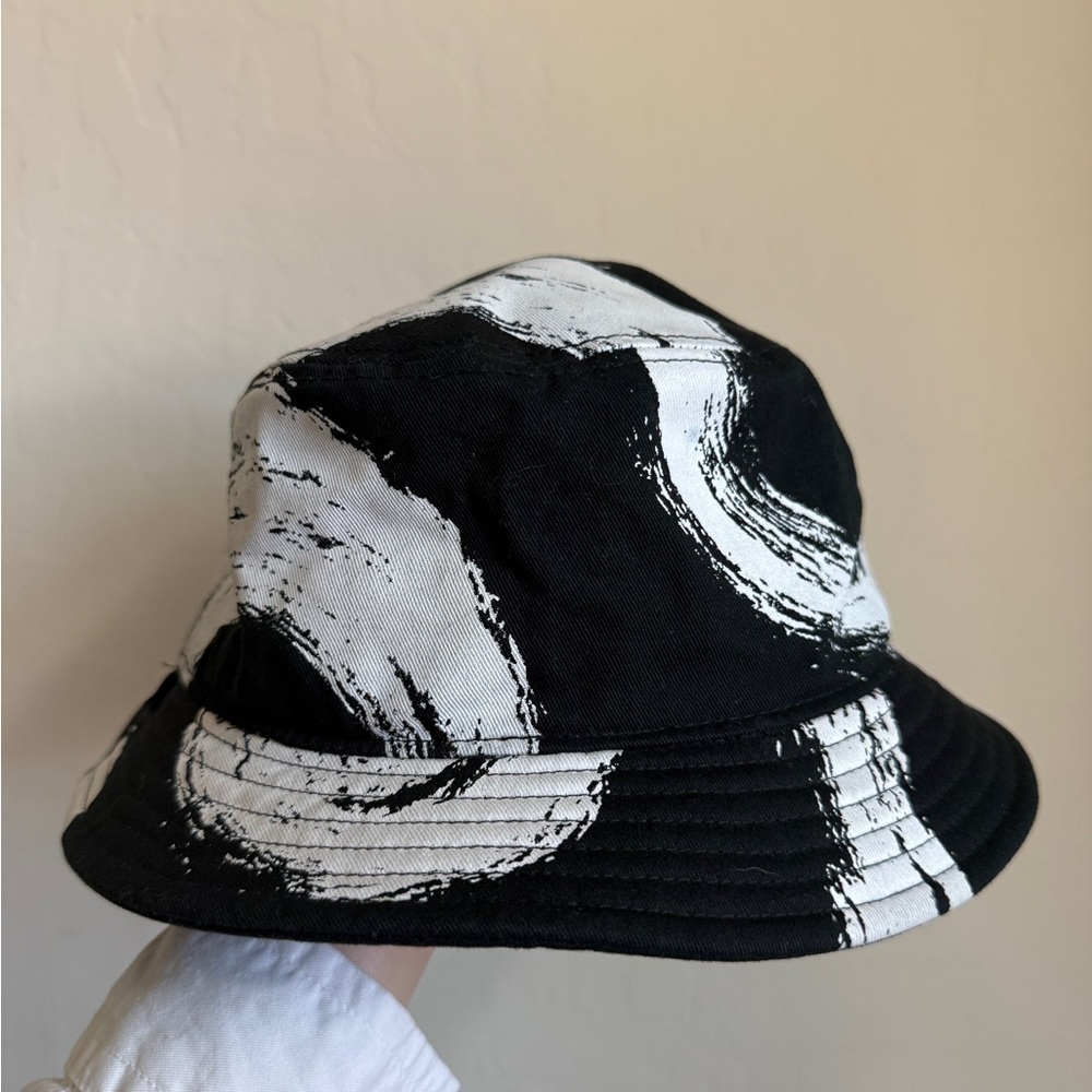 STAMPD Black Circle Print Bucket Hat White - Picture 3 of 8